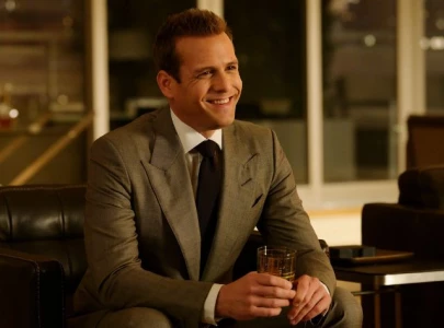 suits l a reveals first look at gabriel macht s return as harvey specter ahead of premiere