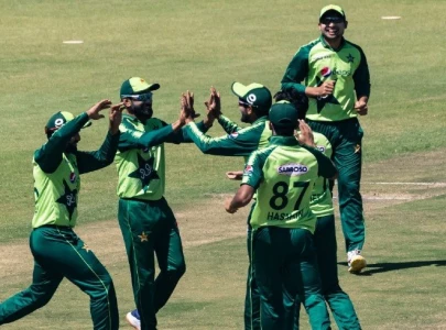 pakistan edge out zimbabwe by 24 runs to clinch t20i series