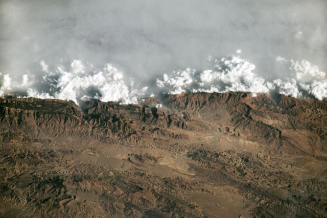 iss astronaut captures wall of haze above pakistan iss astronaut captures wall of haze above pakistan
