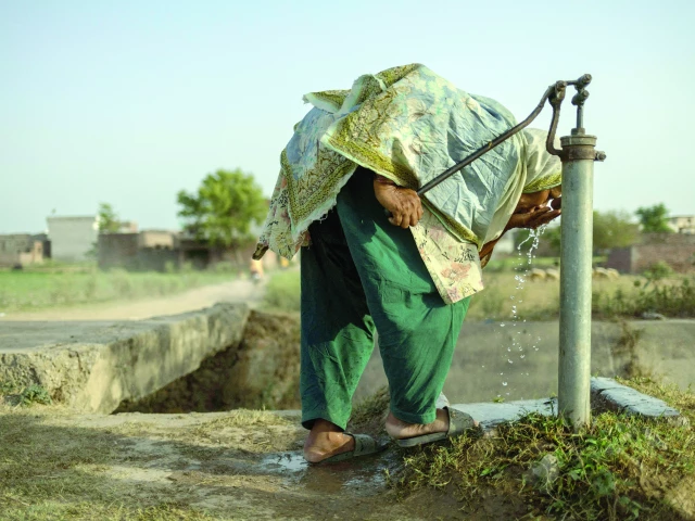 a woman drinks directly from a hand pump as temperatures soar above 48 c during the ongoing heatwave in daska photo reuters a woman drinks directly from a hand pump as temperatures soar above 48 c during the ongoing heatwave in daska photo reuters