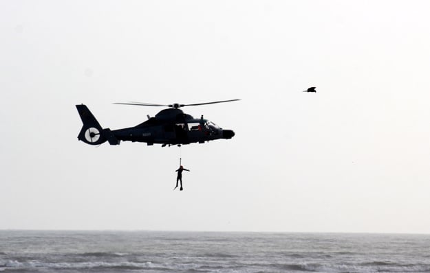 The SSG commandos, who are an air assault team of the navy, arrived at the scene via helicopter and dismantled the terrorist camp during mock fight. PHOTO: ATHAR KHAN