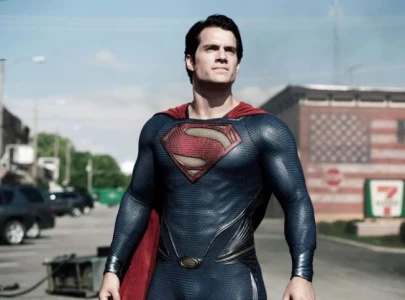 zack snyder reveals henry cavill s superman was supposed to time travel