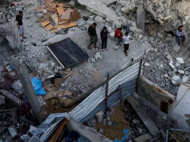 palestinians inspect the site of an israeli strike on a house in khan younis in the southern gaza strip may 3 2025 photo reuters palestinians inspect the site of an israeli strike on a house in khan younis in the southern gaza strip may 3 2025 photo reuters
