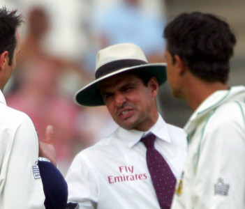 aleem dar wins umpire of the year at icc awards aleem dar wins umpire of the year at icc awards