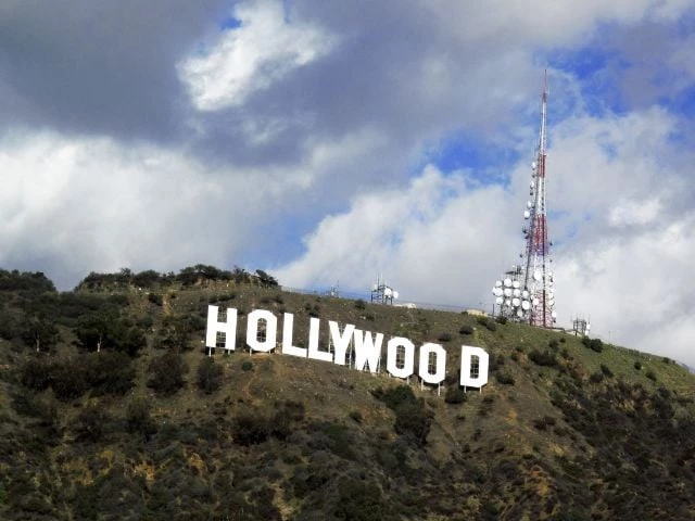 hollywood sign threatened by sunset fire as wildfires devastate los angeles forcing evacuations hollywood sign threatened by sunset fire as wildfires devastate los angeles forcing evacuations