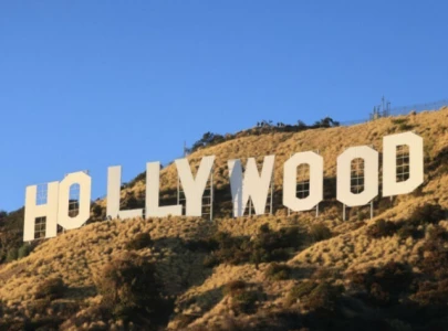 hollywood sign rumored to be on fire as los angeles wildfire intensifies