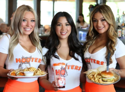 hooters plans bankruptcy filing to restructure business