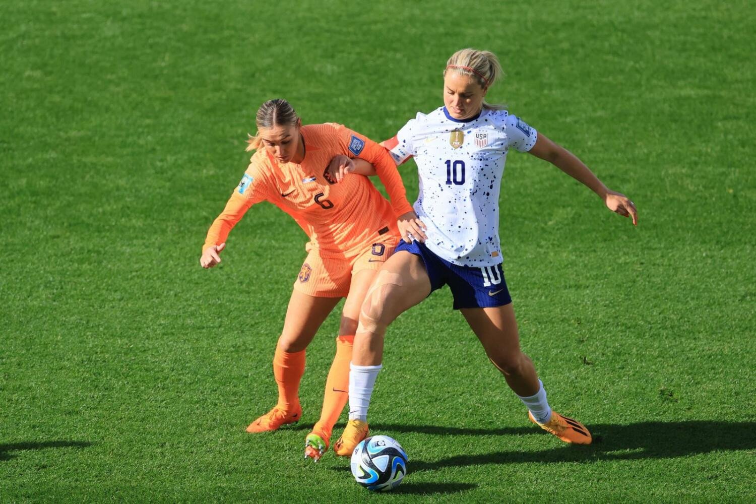 netherlands midfielder jill roord l fights for the ball with usa s midfielder lindsey horan during the australia and new zealand 2023 women s world cup photo afp