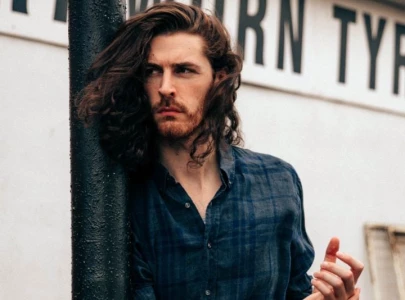 hozier performs fairytale of new york during snl finale honoring irish heritage and christmas