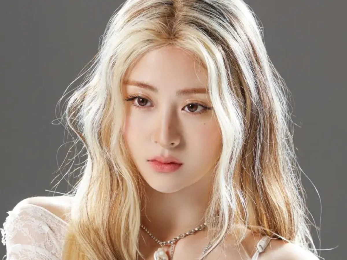 le sserafim s huh yunjin criticised by fans over recent live singing performance