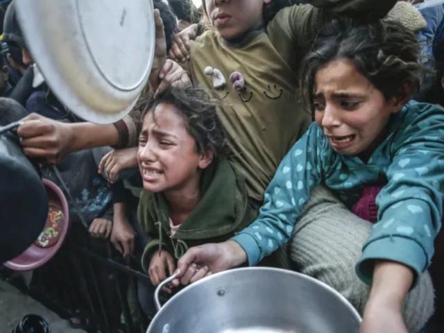palestinians wait in long queues to receive pots of food photo anadolu agency palestinians wait in long queues to receive pots of food photo anadolu agency