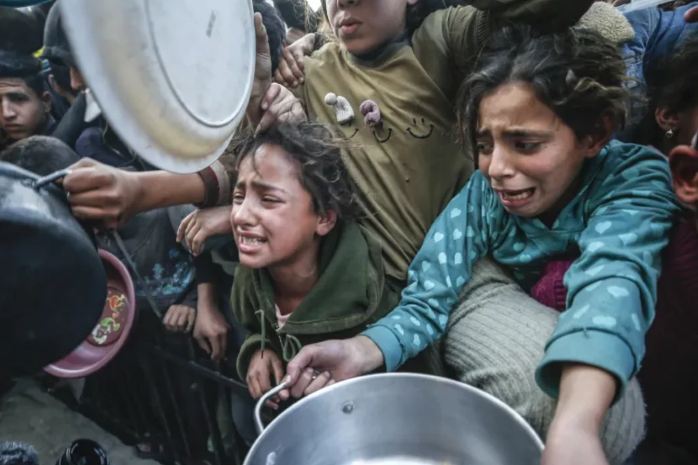 palestinians wait in long queues to receive pots of food photo anadolu agency palestinians wait in long queues to receive pots of food photo anadolu agency