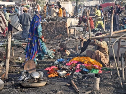 massive fire ravages 200 huts in karachi s gulistan e jauhar