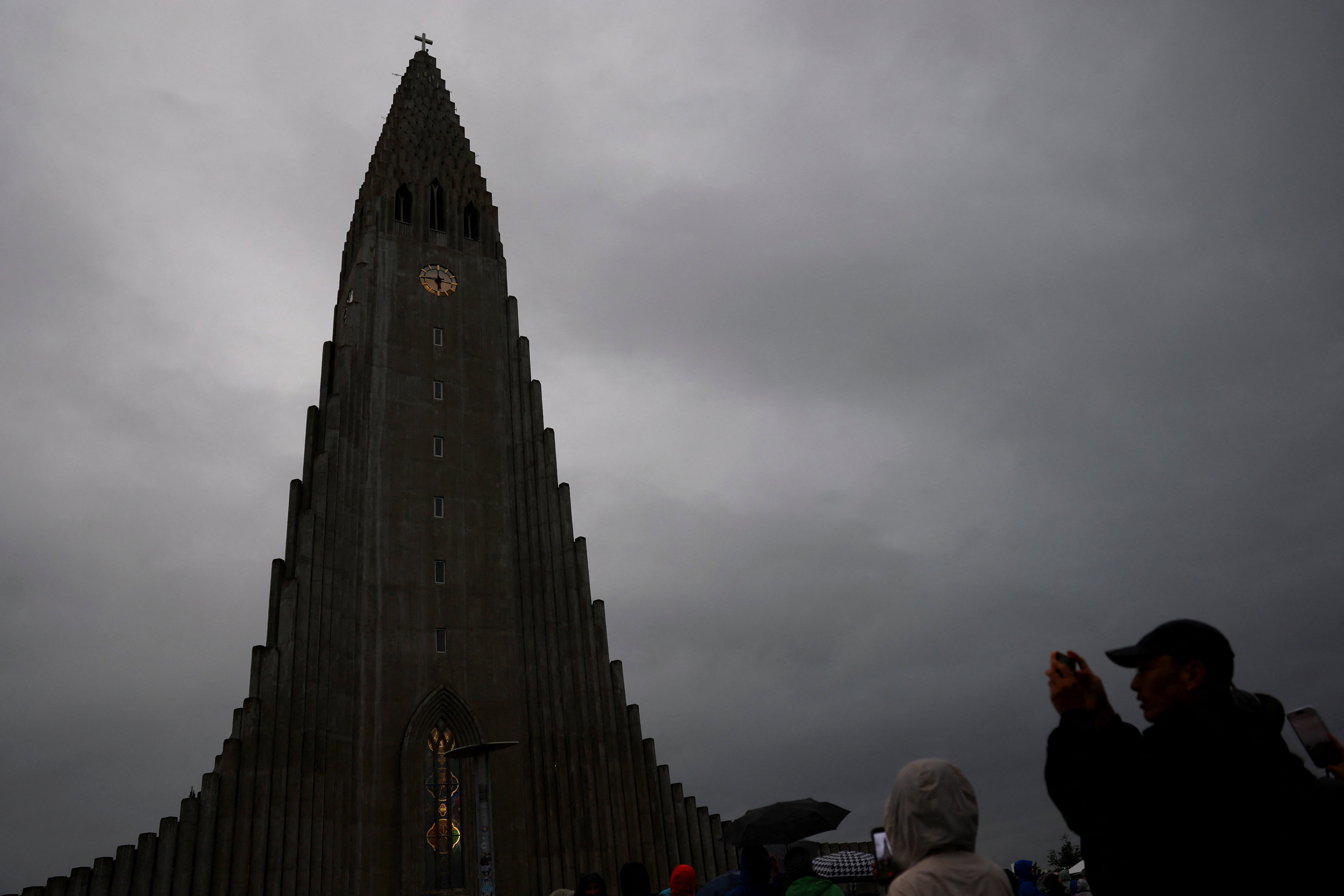 People observe the total solar eclipse in Reykjavik, Iceland, August 12, 2026. Photo: Reuters