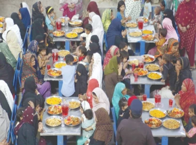 inflation drives crowds to free iftar tables