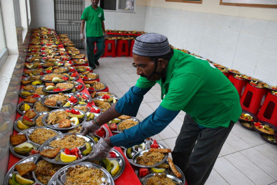 pakistan roadside iftar resumes after a year break pakistan roadside iftar resumes after a year break