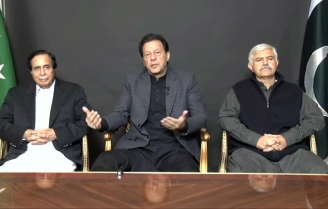 imran khan flanked by punjab cm pervaiz elahi left and k p cm mehmood khan right addressing a rally in lahore s liberty chowk via video link on saturday december 17 2022 screengrab