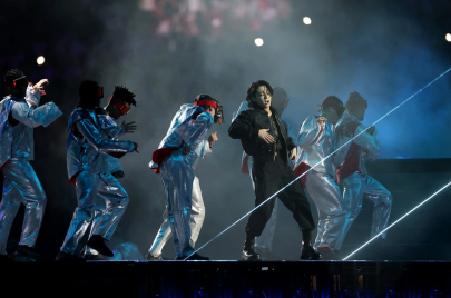 jungkook morgan freeman stun audience at the qatar world cup opening ceremony