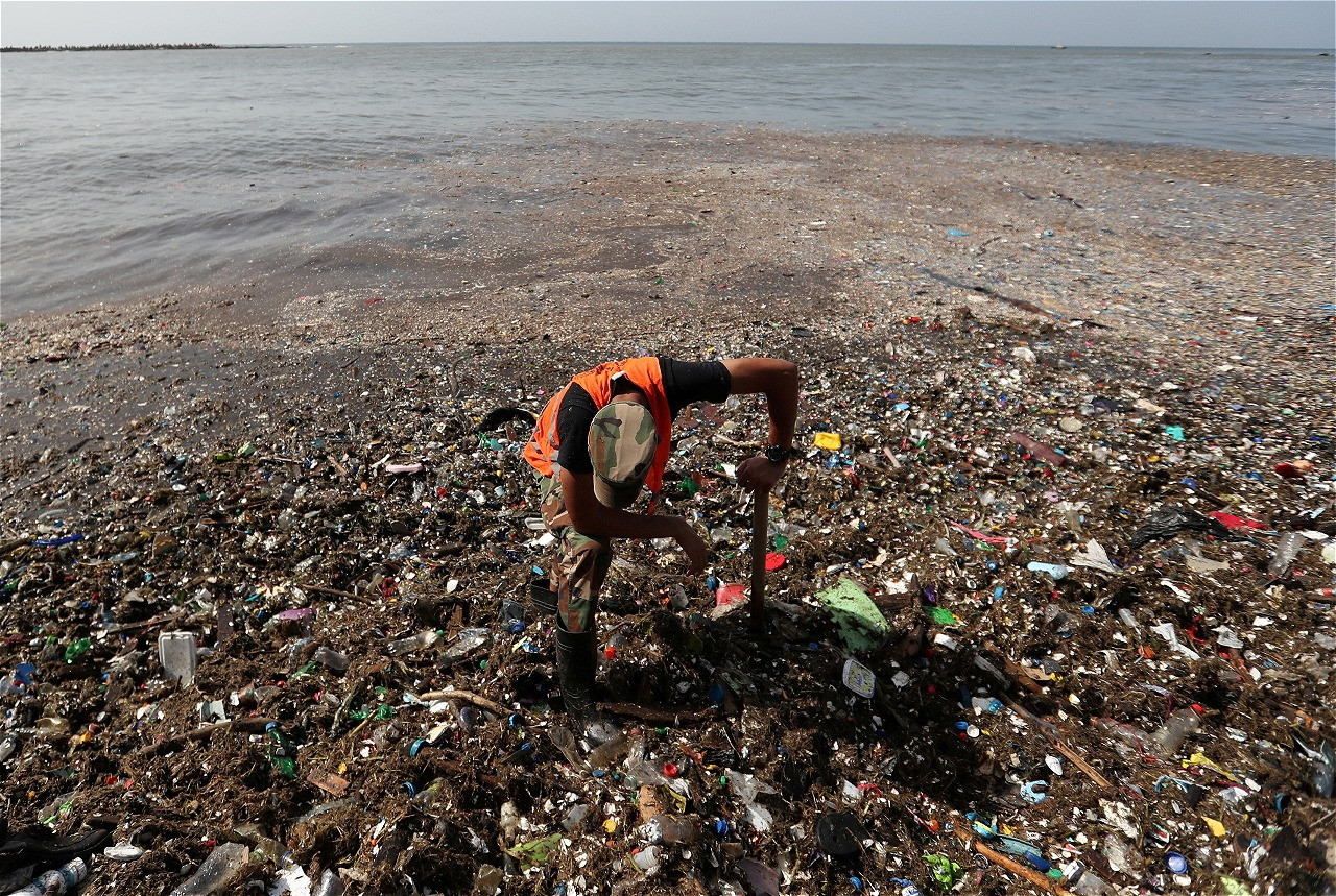 a soldier pauses while cleaning plastic and other debris on the shores of montesinos beach in santo domingo dominican republic july 19 2018 photo reuters file