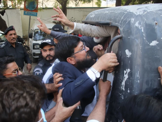 Police detain JI leaders, GDA workers over protests in Karachi