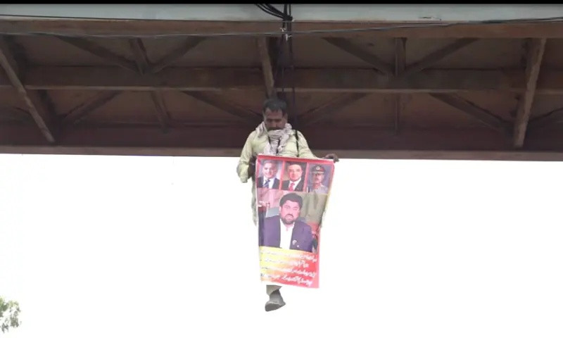 Man rescued after hanging from Karachi bridge with Kamran Tessori poster