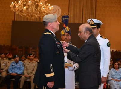 president zardari confers nishan e imtiaz on uscentcom chief gen kurilla president zardari confers nishan e imtiaz on uscentcom chief gen kurilla