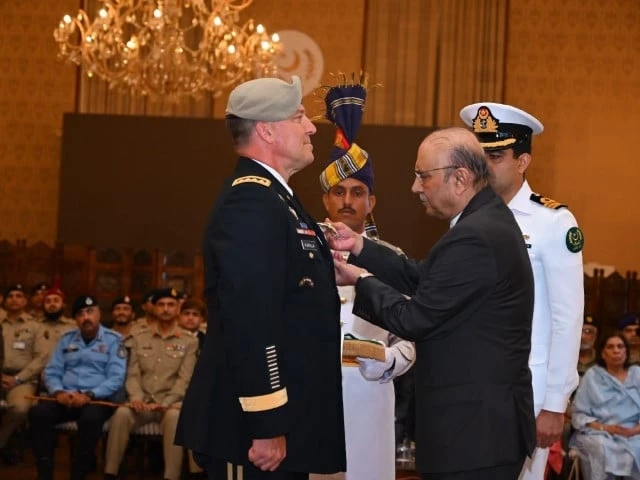 president asif zardari confers nishan e imtiaz on us uscentcom commander general michael e kurilla in islamabad on july 26 2025 photo ispr president asif zardari confers nishan e imtiaz on us uscentcom commander general michael e kurilla in islamabad on july 26 2025 photo ispr