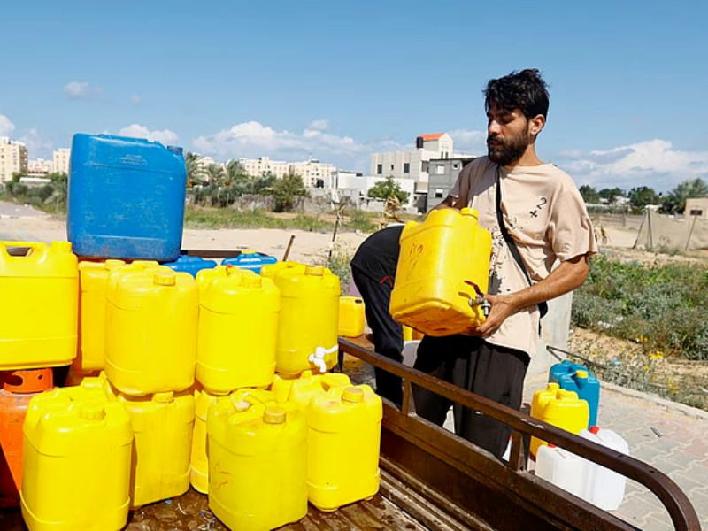 palestinians carry collected water amid shortages of drinking water as the israeli palestinian conflict continues in khan younis in the southern gaza strip october 15 2023 photo reuters