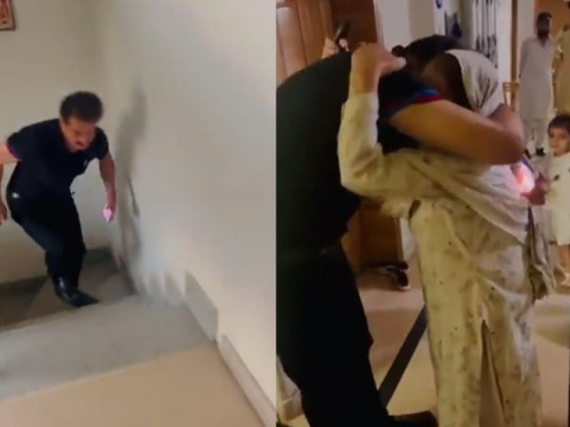 emotional scenes on display when pti leader sadaqat abbasi returns home on friday 6 october 2023 screengrab