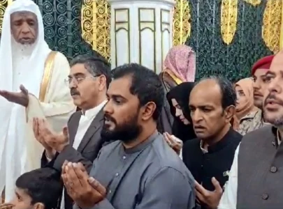 pm visits masjid e nabavi in madina offers prayers