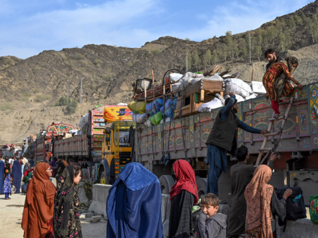 afghan refugees brought in trucks to cross the pakistan afghanistan border in torkham photo afp