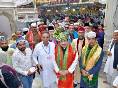 pak charge d affaires lays chaddar at nizamudin s dargah