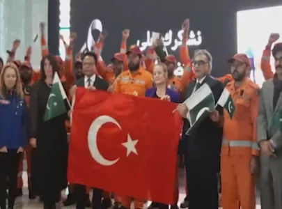 watch pakistani rescuers depart from turkiye amid applause