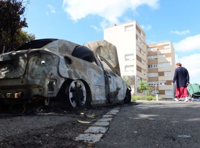 hundreds defy paris protest ban a week after riots
