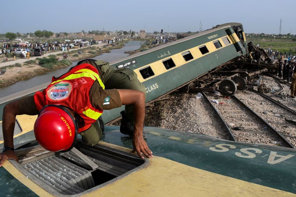 Train accident: Railways minister hints at possible ‘sabotage’ | The Express Tribune