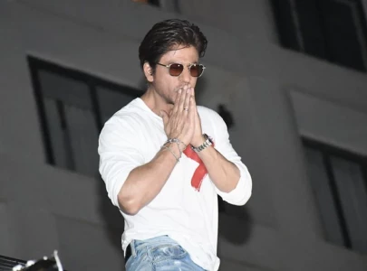 shah rukh khan s birthday 30 mobile phones stolen outside mannat