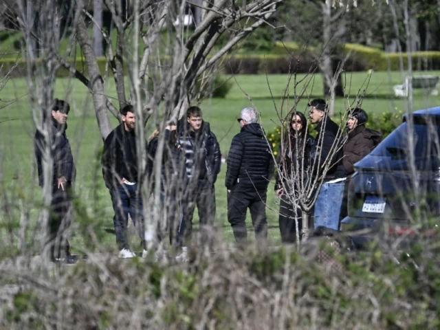 argentina s football star lionel messi 2 l his wife antonela roccuzzo 3 r and relatives attend the funeral of his father jorge messi at el prado cemetery photo afp argentina s football star lionel messi 2 l his wife antonela roccuzzo 3 r and relatives attend the funeral of his father jorge messi at el prado cemetery photo afp