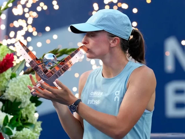 iga swiatek poses with her trophy after defeating kazakhstan s elena rybakina in a national bank open final tennis match in toronto photo afp iga swiatek poses with her trophy after defeating kazakhstan s elena rybakina in a national bank open final tennis match in toronto photo afp