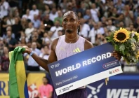 brazil s alison dos santos celebrates after winning the 400m hurdles in a world record at the zurich diamond league photo afp brazil s alison dos santos celebrates after winning the 400m hurdles in a world record at the zurich diamond league photo afp