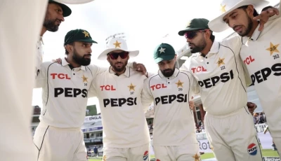 babar azam addresses his team s huddle ahead of the second day of the lord s test match photo afp