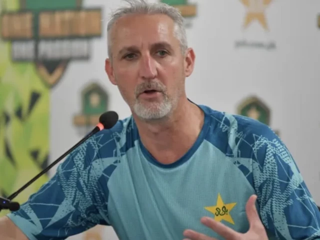Gillespie tells Javed 'look in the mirror' over sackings