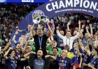 paris saint germain coach luis enrique celebrates with players and staff after their uefa champions league final victory over arsenal in budapest hungary photo reuters