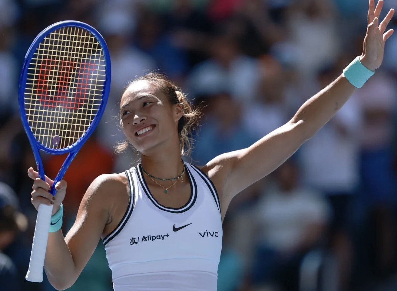 Zheng Qinwen waves to the crowd after booking her spot in the last eight at Flushing Meadows. Photo: AFP