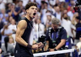 ben shelton of the u s celebrates winning his quarter final match against spain s carlos alcaraz photo reuters