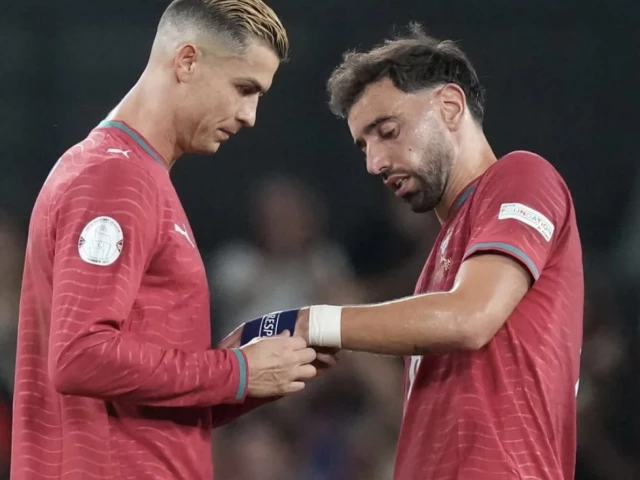 Fernandes hails Portugal's 'greatest symbol' Ronaldo