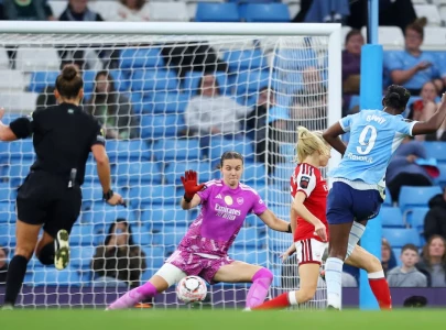 manchester city beat arsenal to stay top of wsl