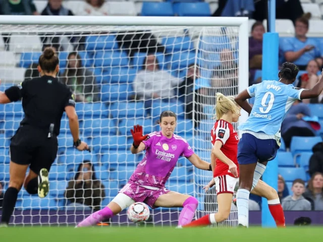 Manchester City beat Arsenal to stay top of WSL