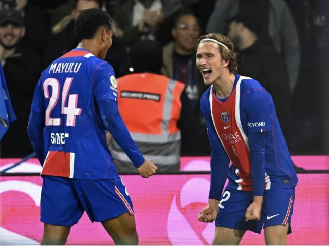 Godts fires PSG top in Ligue 1