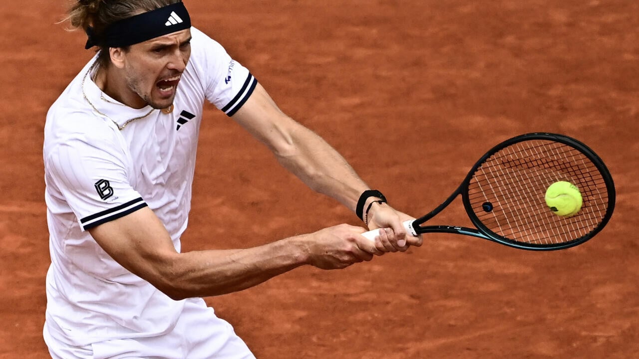 Zverev leads French Open final four as Italian semi-final makes history