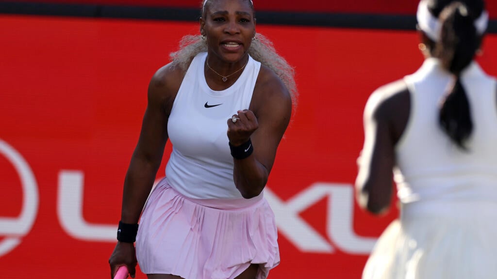 Serena Williams wins on return at Queen's Club
